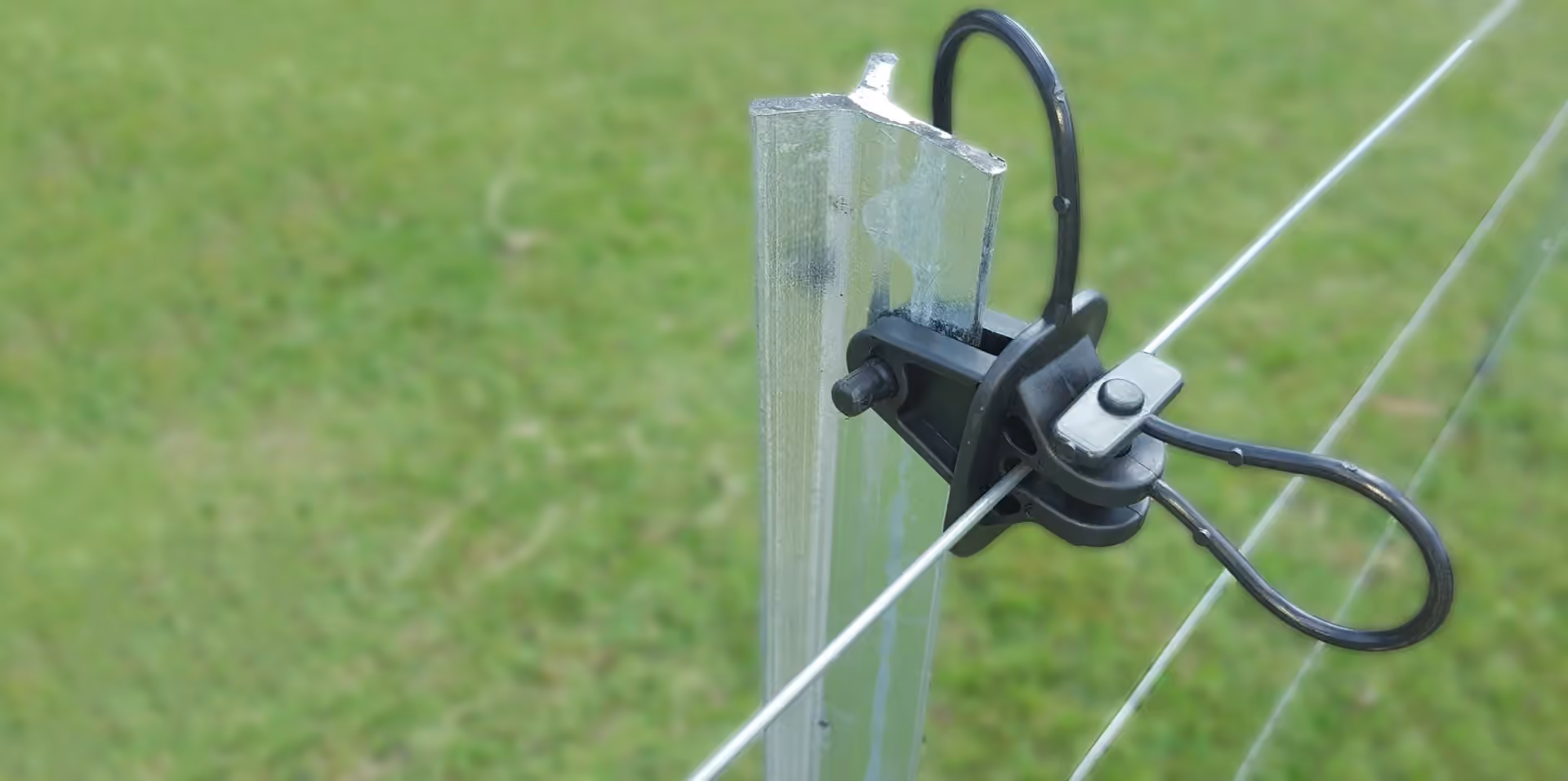 Detalle del poste, aislador y alambre del sistema Ecofence